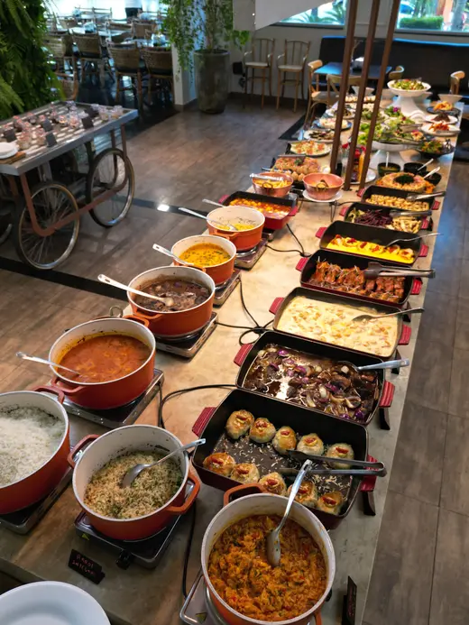 Mesa de buffet e opções nobres selecionadas para almoço executivo contemporâneo