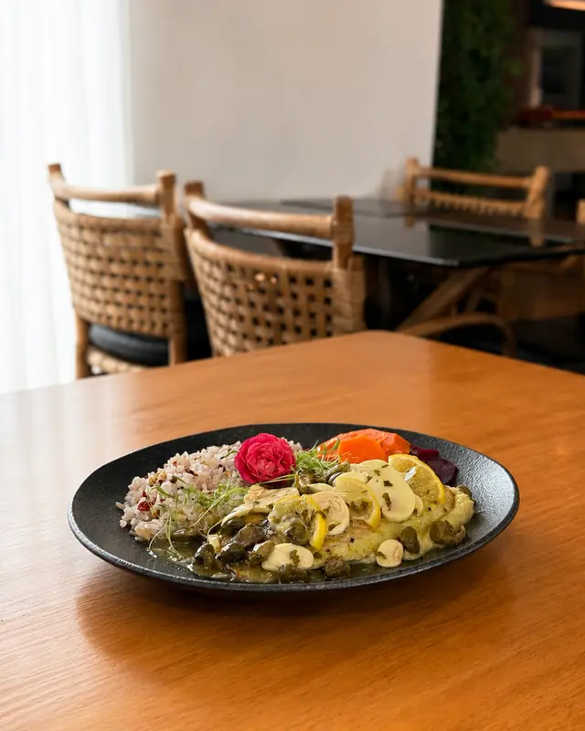 Peixe nobre com crosta dourada, legumes glaceados e alcaparras estaladiças